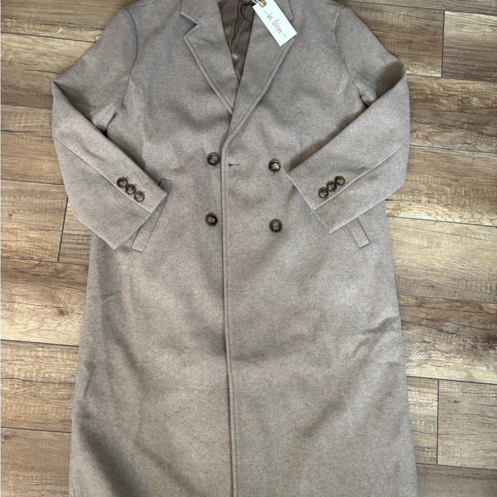 New with tags Sophisticated Women's Double-Breasted Trench Coat in Tan
